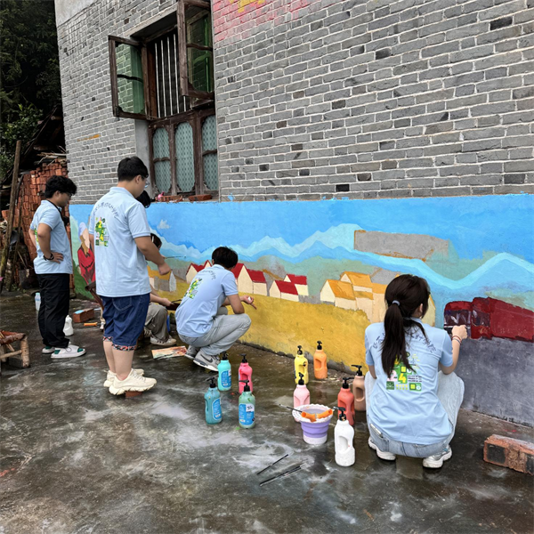 墙绘点亮乡村 助力振兴之路(图2) 墙绘点亮乡村 助力振兴之路(图2)